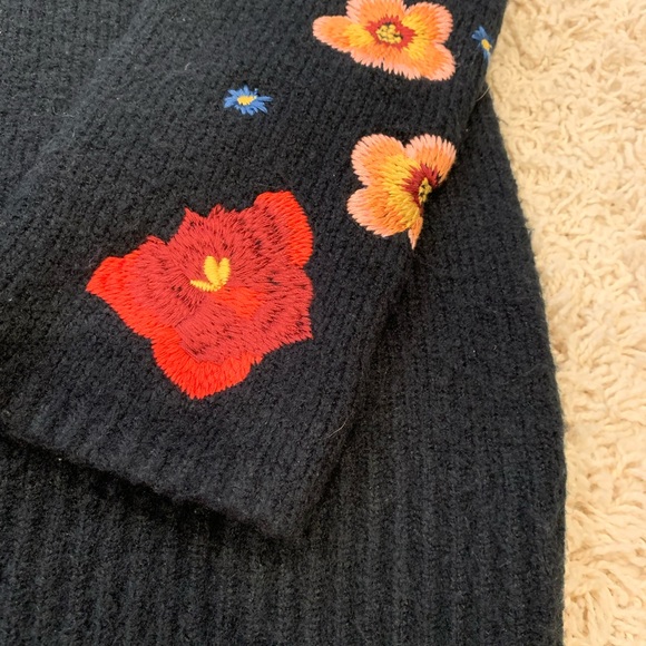 Large Wool blend sweater. Beautiful detail work - Picture 5 of 13